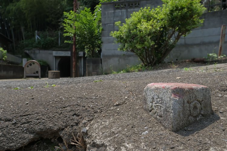 見落としがちだが地面には水道局の境界標がある。この地下に導水管があることを認識させてくれる。