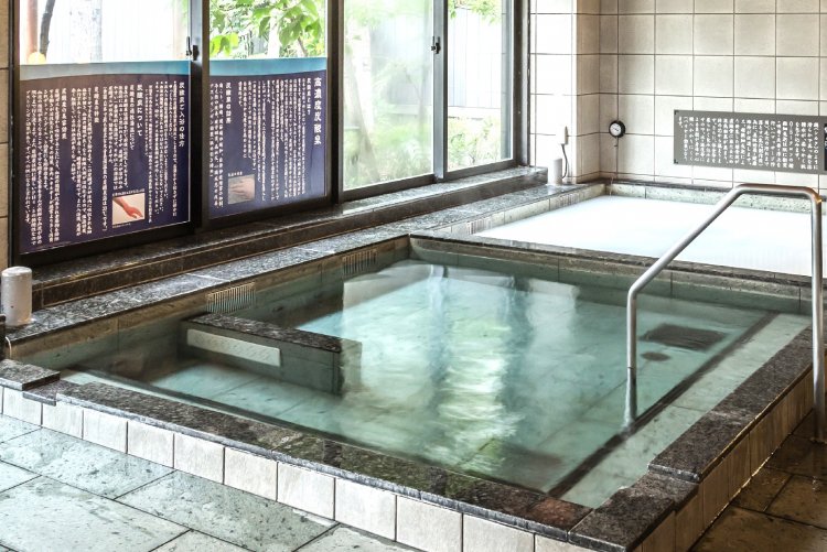 お湯の温度は37℃と少しぬるめなので長湯ができる高濃度炭酸泉。