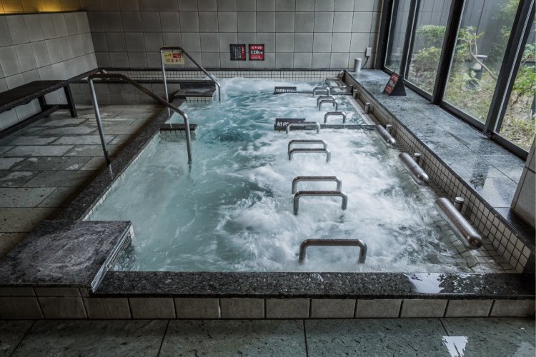 大きな窓が明るく開放的なアトラクション風呂。