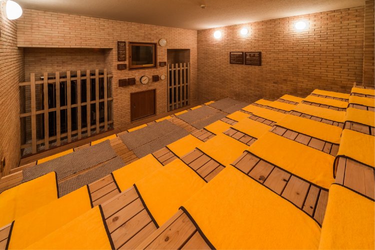 タワーサウナは余裕のある広さで段数が6段。好みの温度の段を選択しよう。