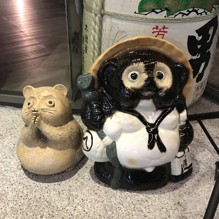 見た目のバリエーションが豊富な街角狸たち。