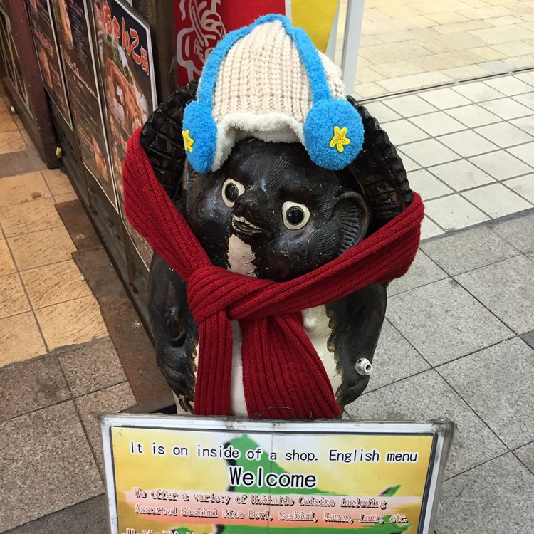 冬の装いをした街角狸。