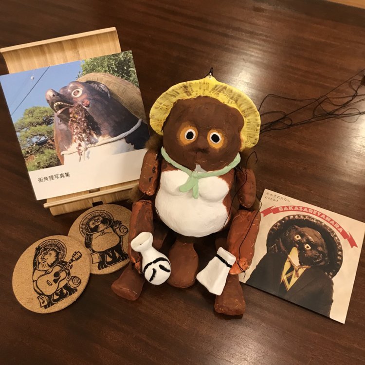 CDや写真集、マリオネットなど、各種狸グッズで魅力を発信。