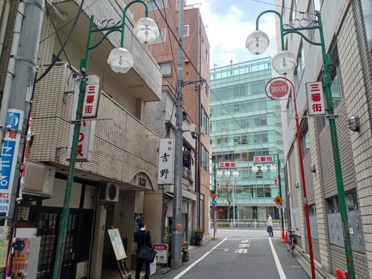 三番街商店街の内側からソトを写した眺め