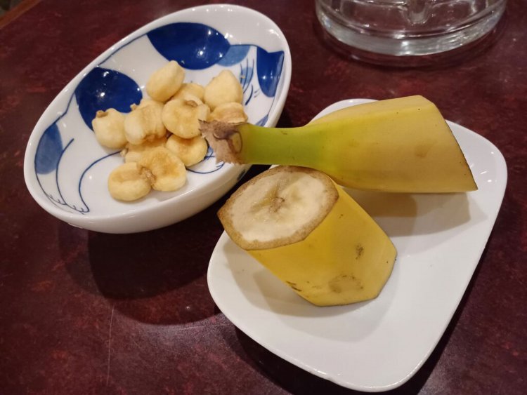 どんな注文でもお通しには「ジャイアントコーンとバナナ」