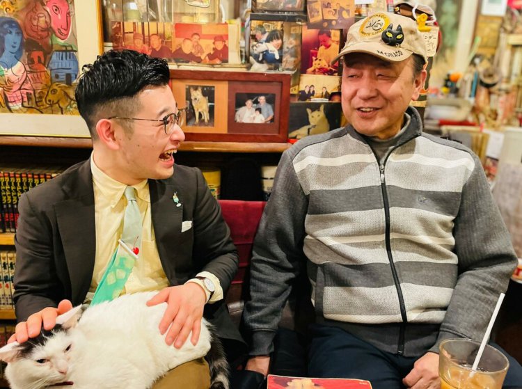 通っても通っても近づいてくれなかったのがやっと膝の上に！