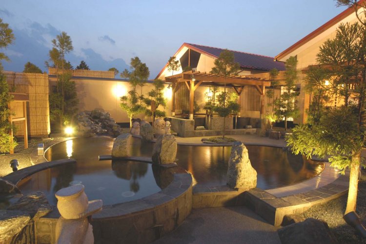 露天エリアは広く、外気浴ができるイスなどもそろっているので、のんびり湯巡りを楽しもう。