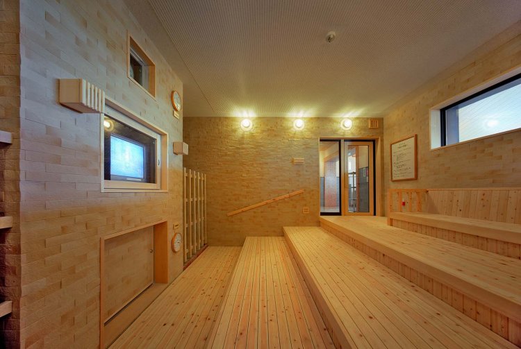 入り口はガラス戸なのでサウナの混雑度を確認してから入室できる。