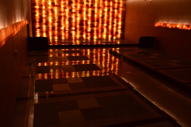 サウナに比べ低温なのでゆっくりと時間をかけて体に無理なく発汗できる。