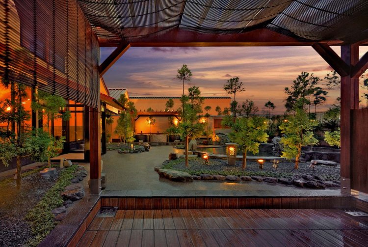 手前の木張りの床はうたたね湯、右に岩風呂、正面に壺湯が見える。