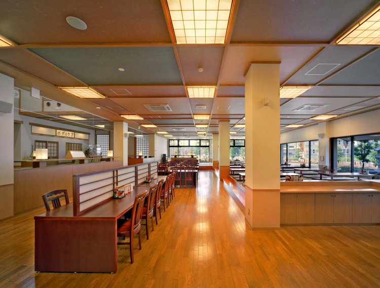 食事処を利用するなら入浴料と食事、ソフトドリンクがセットになった「七湯お食事セット」1400円がお得。