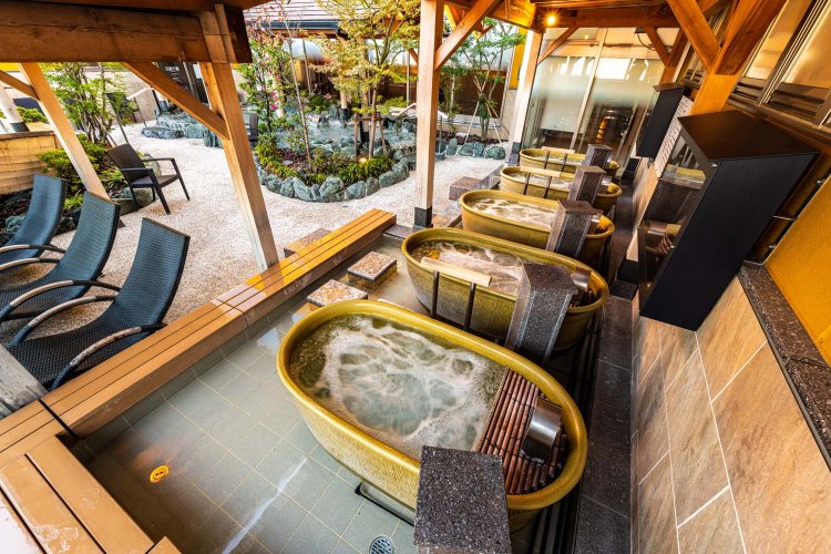 気泡がはじけることで発生するマイナスイオン効果を得られる「美泡の壺湯」。