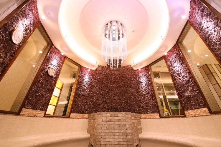 気持ちを安定させ、イライラを鎮める効果があるというアメジストを配した岩盤浴「艶の房（つやのぼう）」。