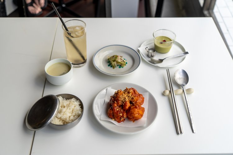 定食1870円。選べるメインはヤンニョムチキンをチョイス。