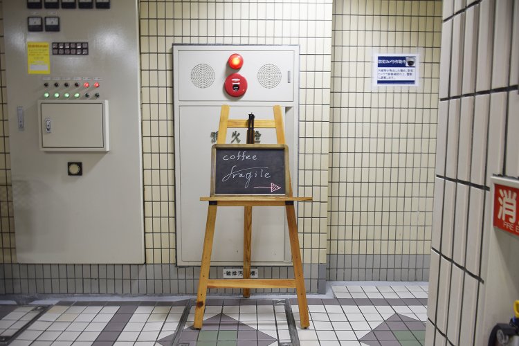 階段を降り切った地下で出迎えてくれる店名の書かれた看板を見て「!!!」な気分に。迷わず矢印の指し示す方向へGO。