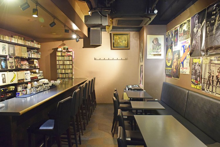 ボリュームを抑えたBGMが心地よい落ち着いた雰囲気の店内。流れるはもちろん、懐メロロック（古いロックの名曲）。