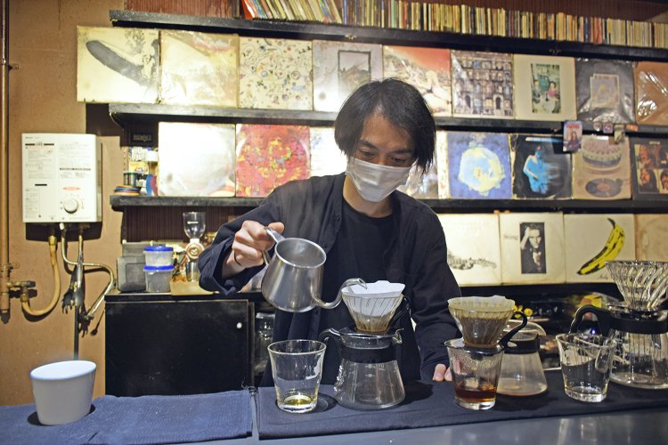 マスターの山口邦夫さん。その人柄に惹かれて通う常連さんも多い。