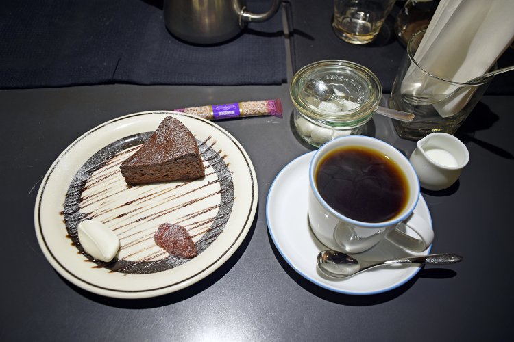 センス良く盛りつけられたケーキセット1000円。ガトーショコラは、濃厚で上質なチョコレートの味わい。