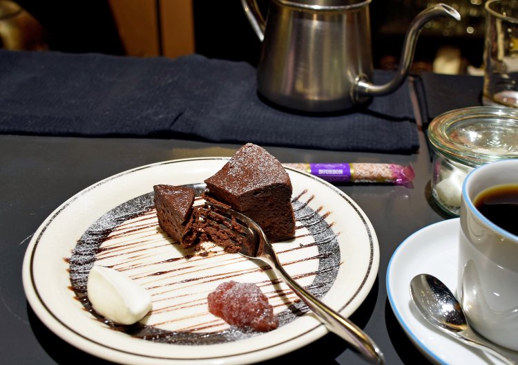フォークを入れると、しっとりほろほろとした切り口からほのかにチョコレートの甘い香りが漂う。ガトーショコラ単品では600円。