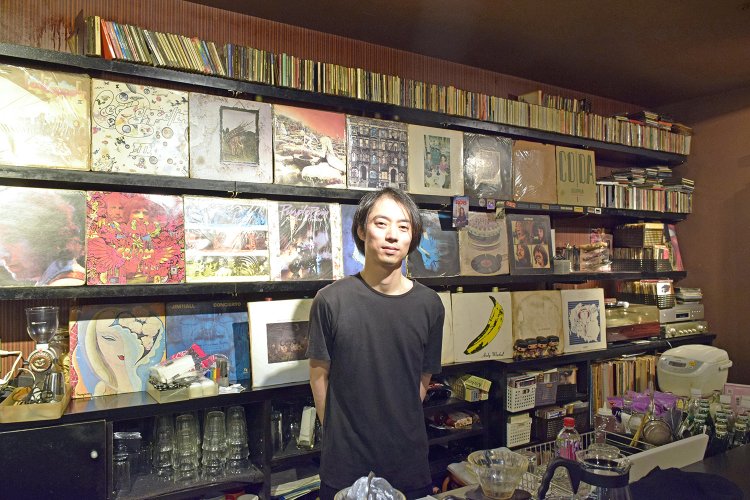 2014年に始めて今年で8年（2022年時点）。物腰丁寧な接客で、オーダーを手際よくも丁寧にさばく山口さん。その人柄に惹かれて通う常連さんも多い。