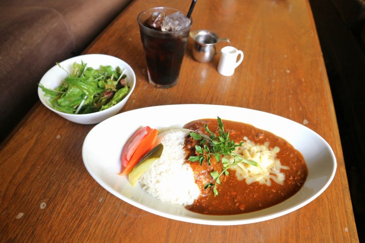 ランチメニューは、ドリンクとサラダ付きで各1100円。カレーのほか、サンドイッチなどの軽食や週替わりメニューなど4種類から選べる。