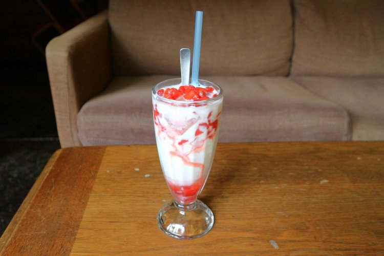 イチゴがたっぷり入った、いちごミルクラッシー770円。 　