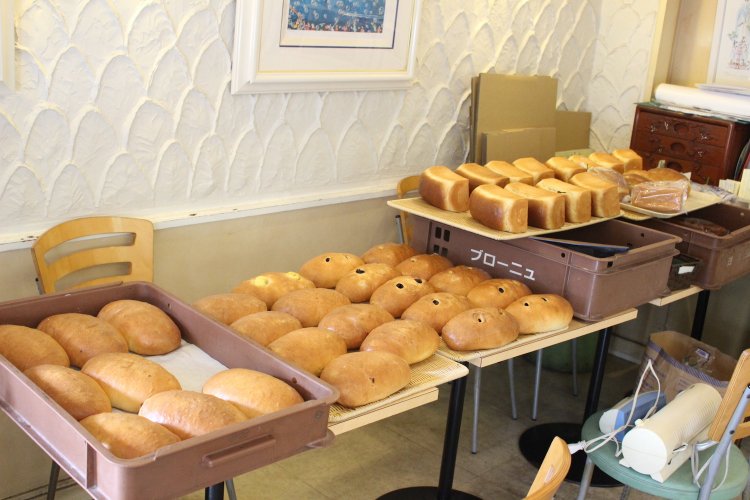 梱包を待っているぶどうパンたち。店内にいい香りが充満する。