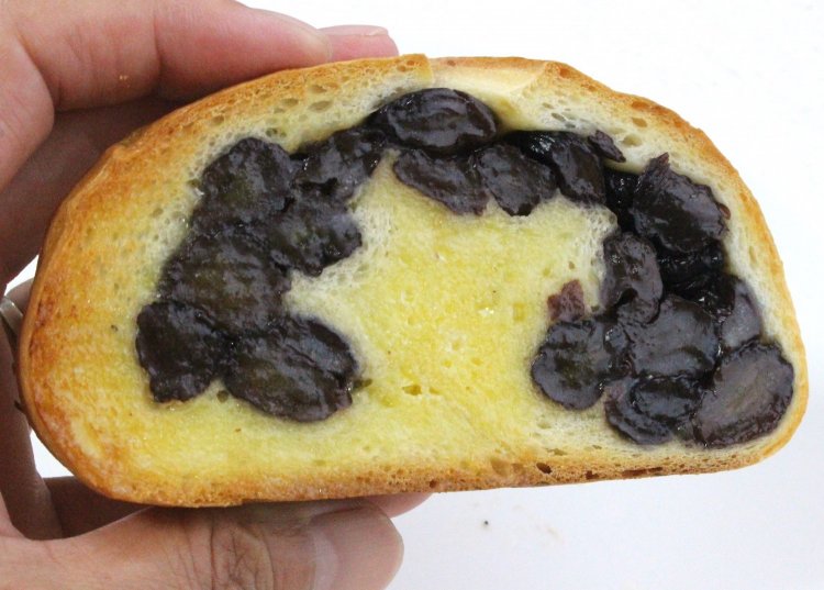 トーストした巨峰ぶどうパン。この贅沢な量！