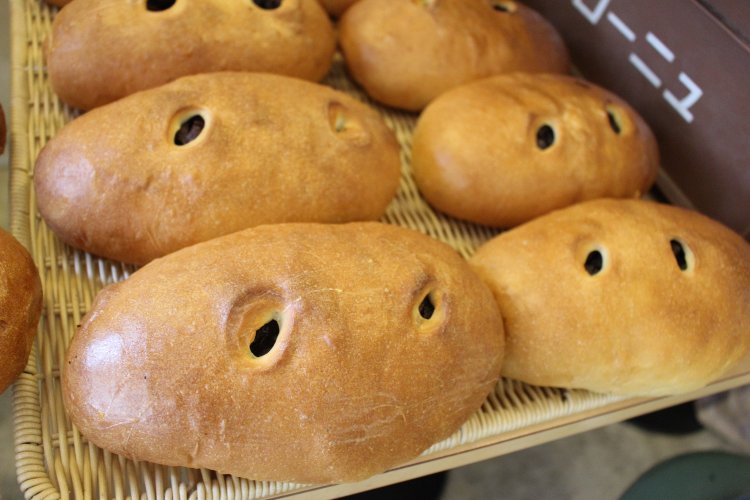 これは巨峰ぶどうパン。目印に穴が空いている。天然酵母使用。