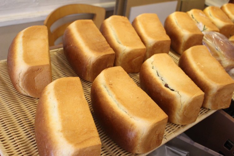 こちらはノーマルぶどうパン。天然酵母よりサクッとした感触。