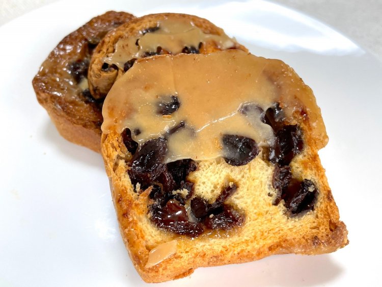 大人気のぶどうパンラスク450円は現在、品薄状態。ねっとりしたレーズンがうますぎる。