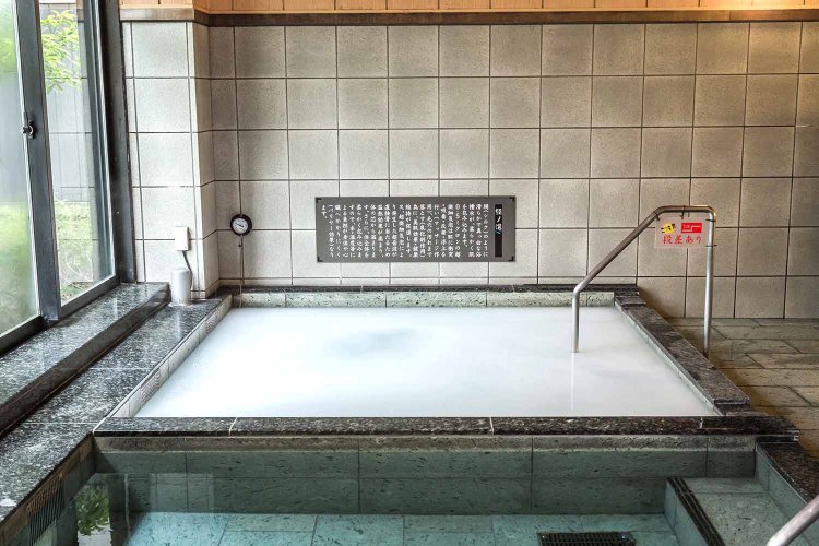 やさしい手触りのシルク風呂。ふわふわとした気泡が心地いい。