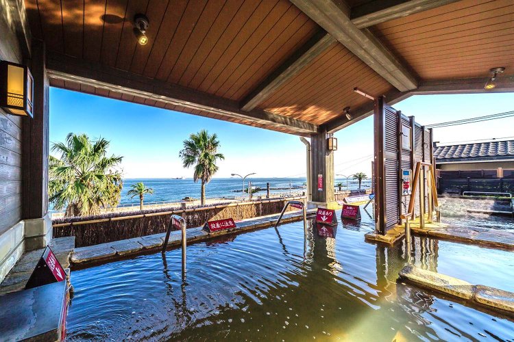 露天風呂の下の湯。屋根付きなので、雨の日も大丈夫。