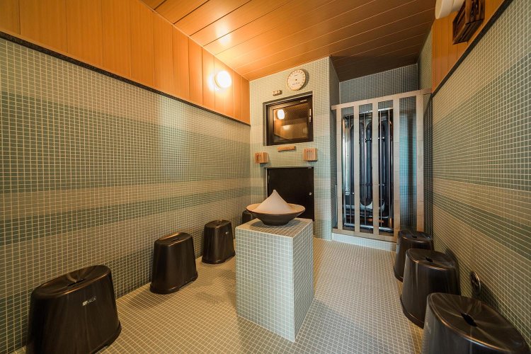 室内真ん中にこんもり盛られた塩をたっぷり使おう。