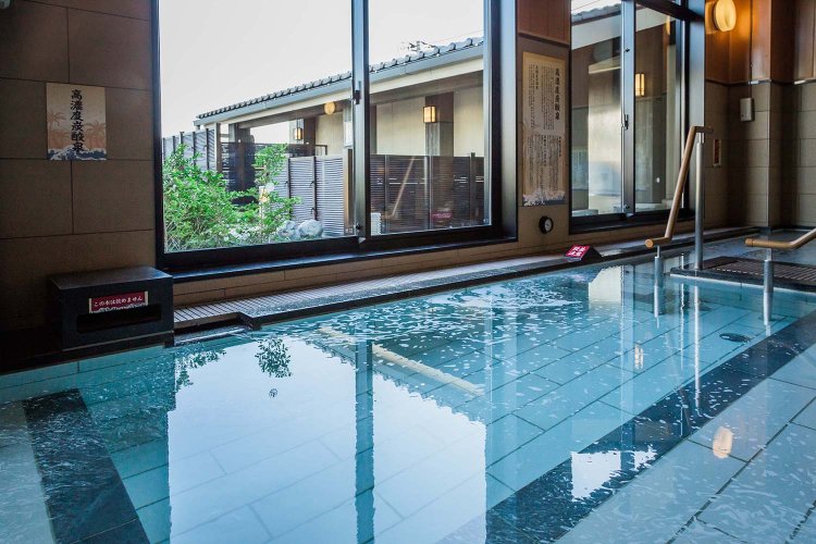 ぬるめのお湯でゆったり楽しめる高濃度炭酸泉。