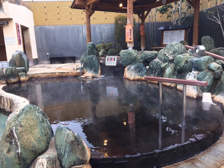 源泉あつ湯は41度に加温している。