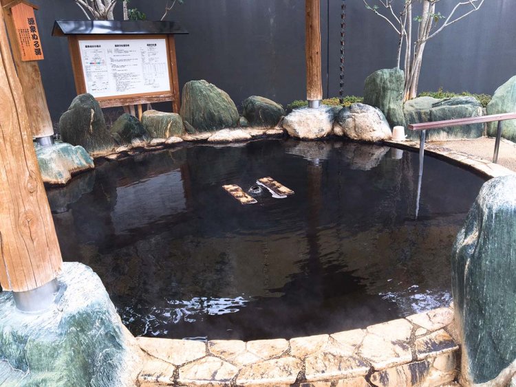38度に加温した源泉ぬる湯には東屋もある。