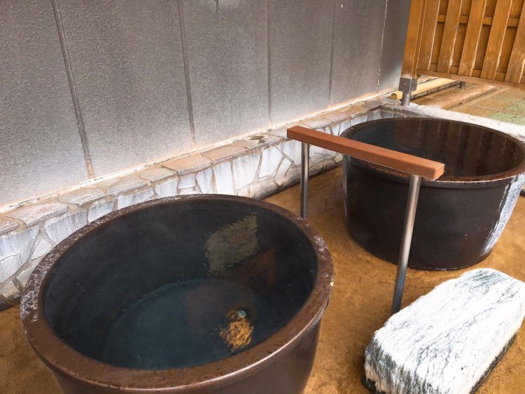 信楽焼のつぼ湯があり、低周波電流が刺激を与えてくれる電気つぼ湯も人気。