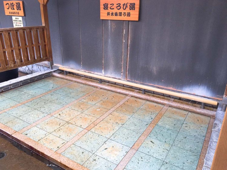 石の枕とお湯の布団でリラックスできるねころびの湯。