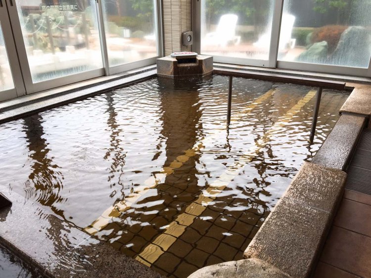 広々とした湯船でのんびりと温泉を楽しもう。