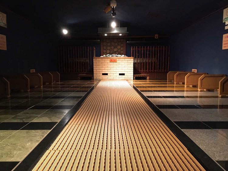 「彩の部屋」は室内温度48℃で湿度も低い。