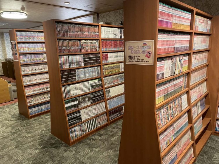 棚にびっしりと並んだマンガの数々。読みたかったマンガが見つかるだろう。