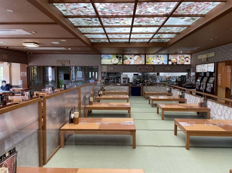 食事処 はつかりには、テーブル席と座敷席がある。