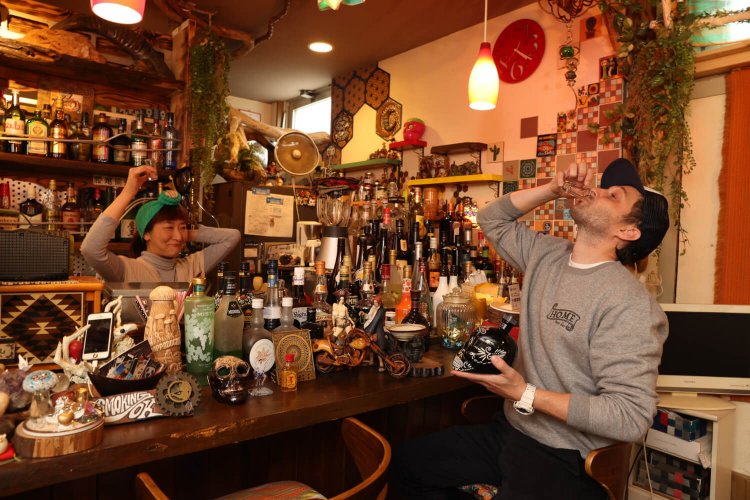 テキーラをおいしそうに煽（あお）るディランさん。ショットは 600円～。