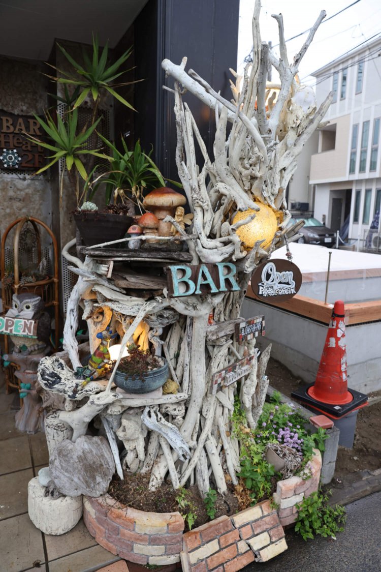 入り口のオブジェはご主人が浜辺で拾った流木でつくった。