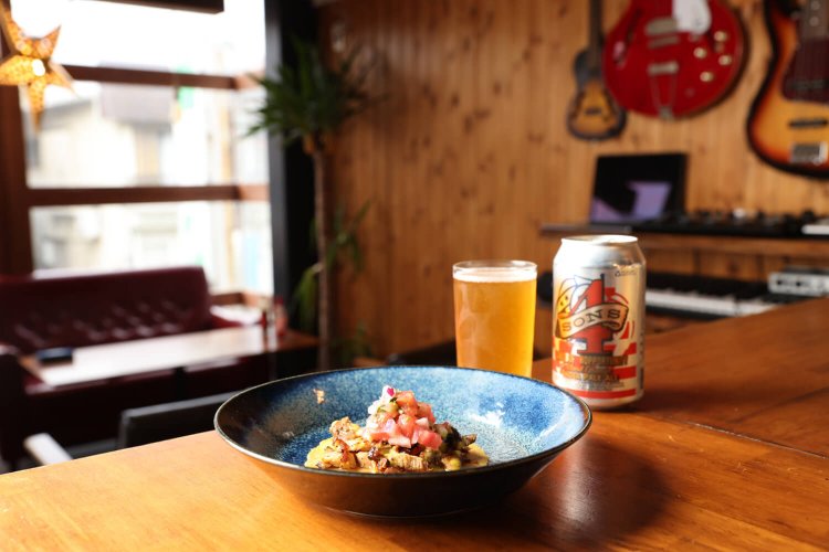 タコス350円とクラフトビール1000円。サルサソースはトマト、セロリ、パクチー入り。