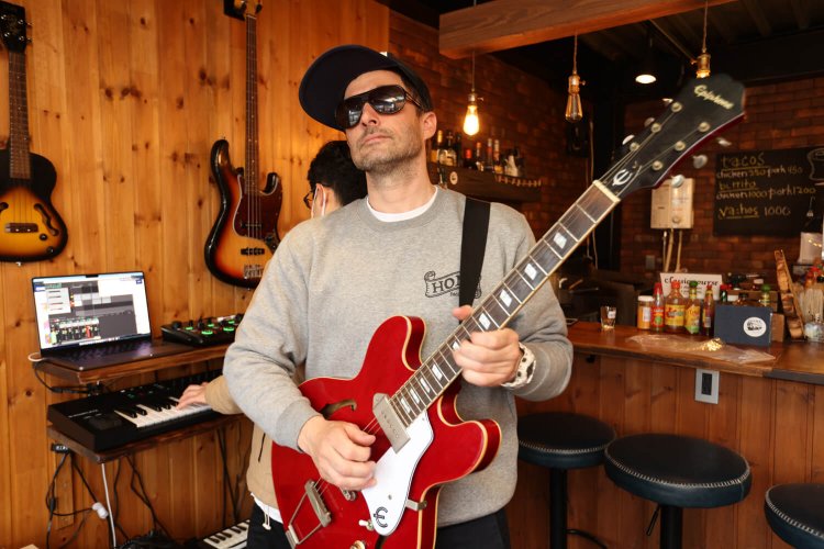 仲間と共に時折セッションも。