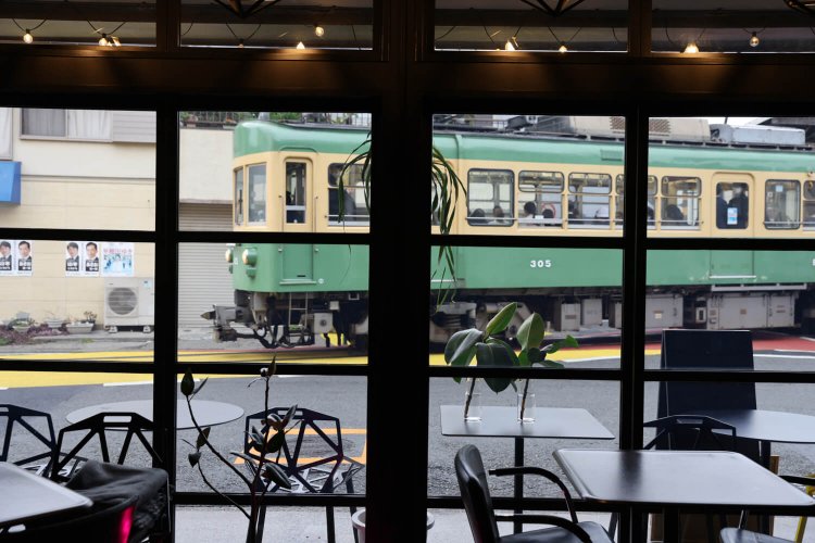 外のテラス席から見る江ノ電は迫力十分。