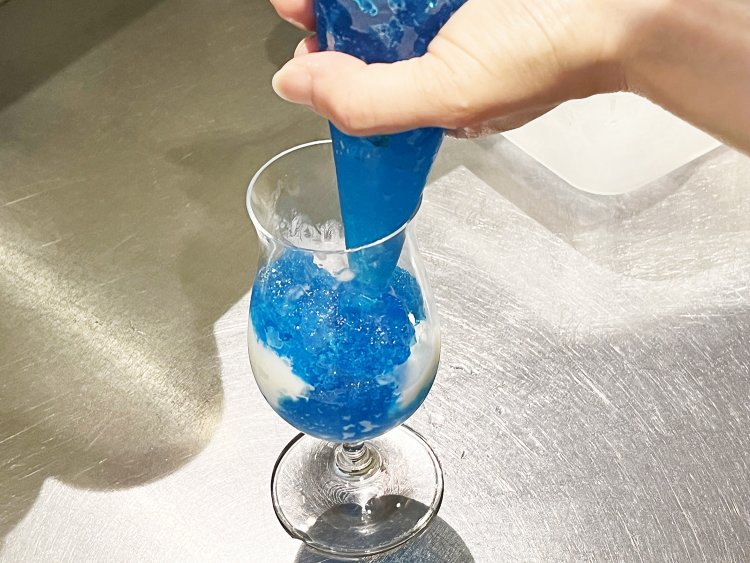 ブルーハワイ味のゼリーを入れていく。まるでさわやかな青空のようだ。