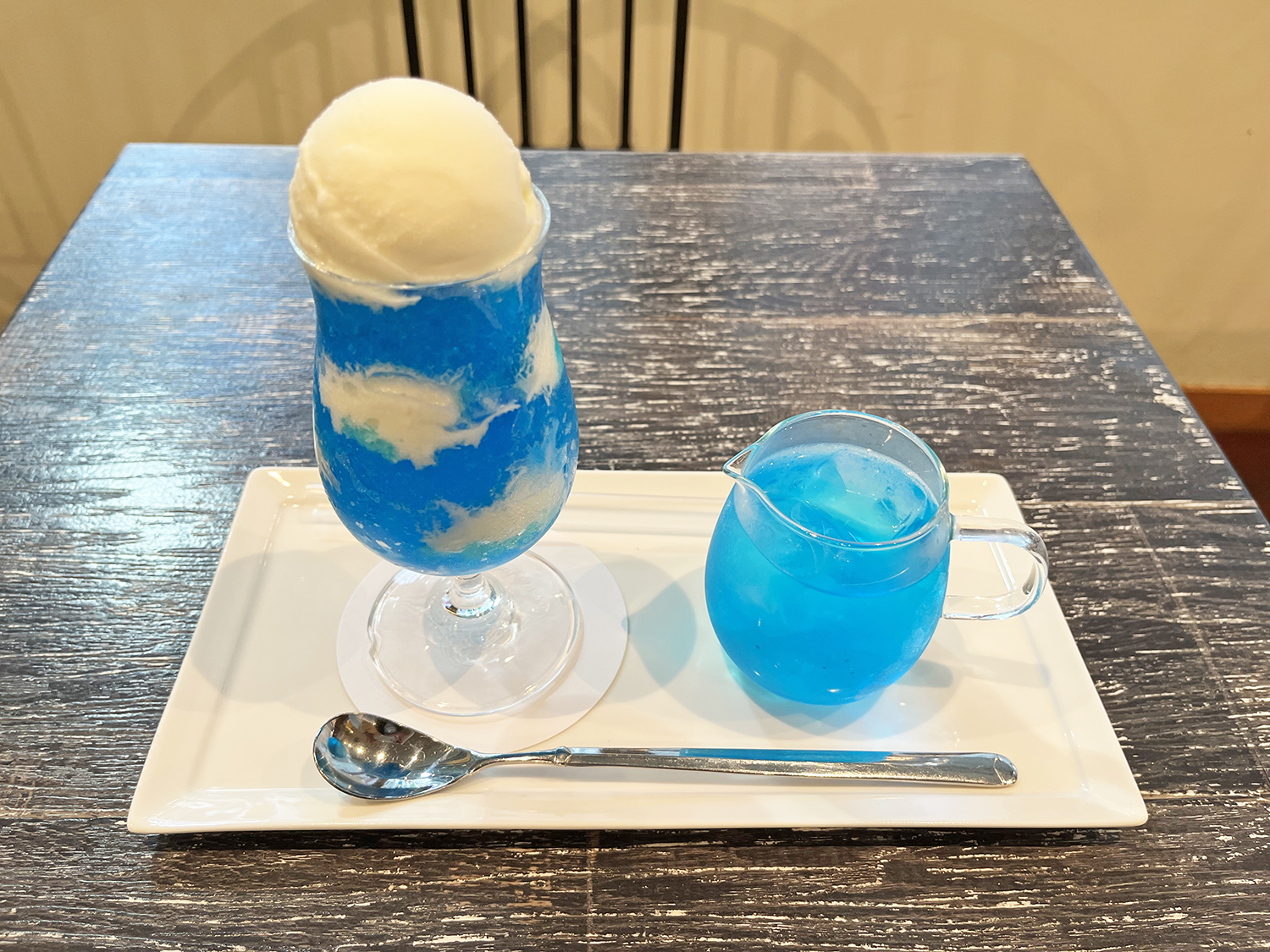さわやかな青空のようなフルクリームソーダ（スカイ）650円。